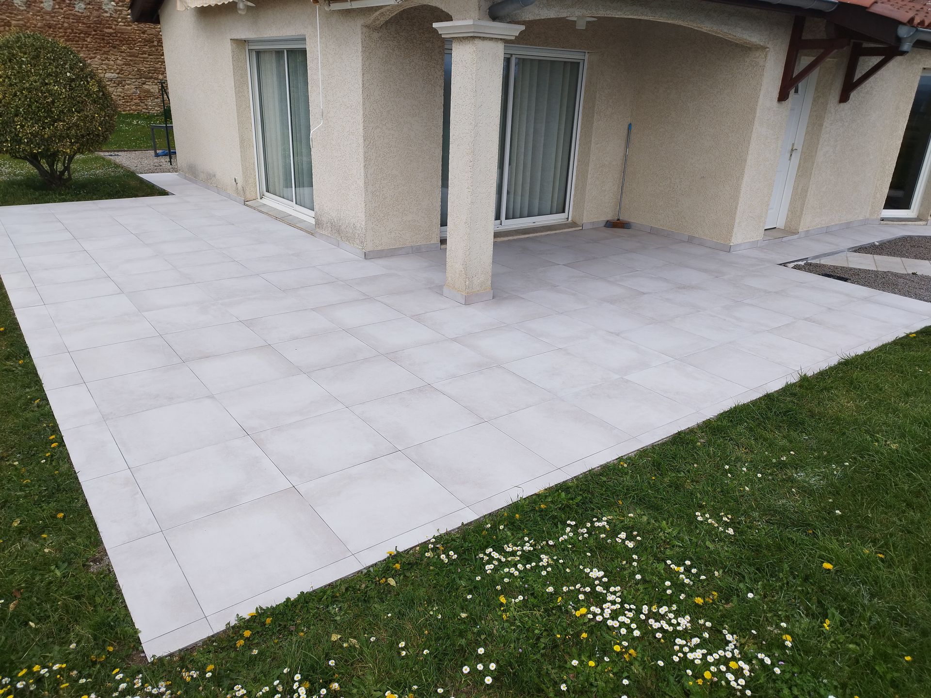 Un carrelage en 60x60 sur une terrasse