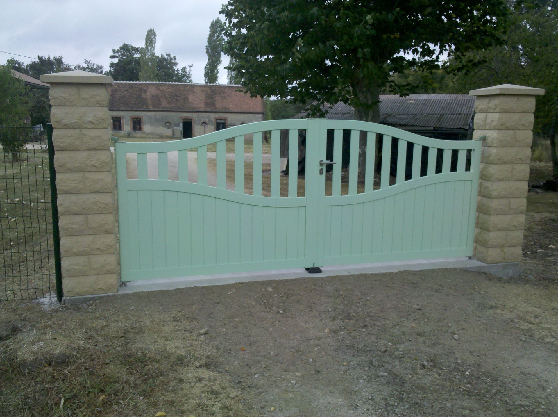 Des piliers en pierre et un portail ajouré