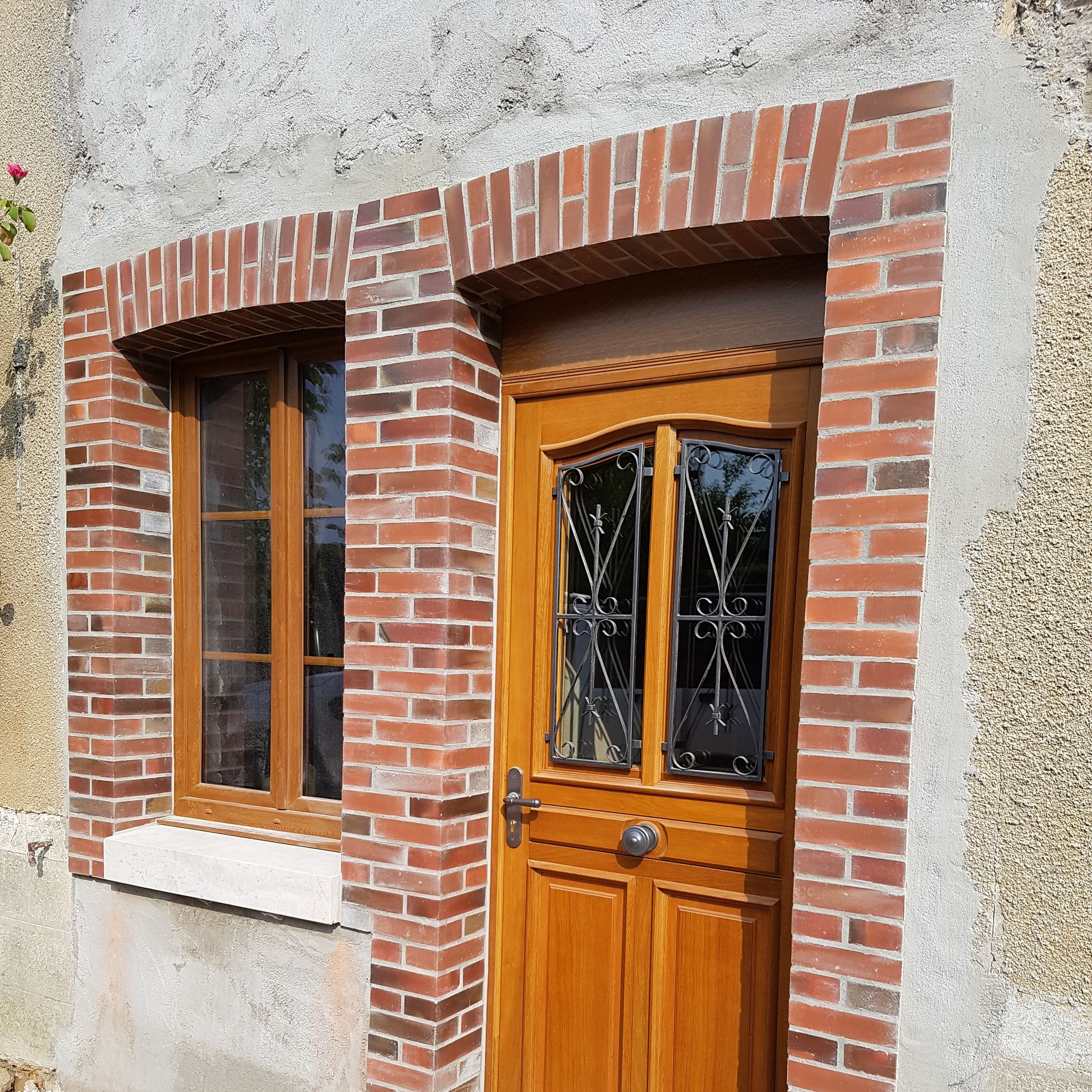 Un encadrement en briques autour d'une porte et d'une fenêtre