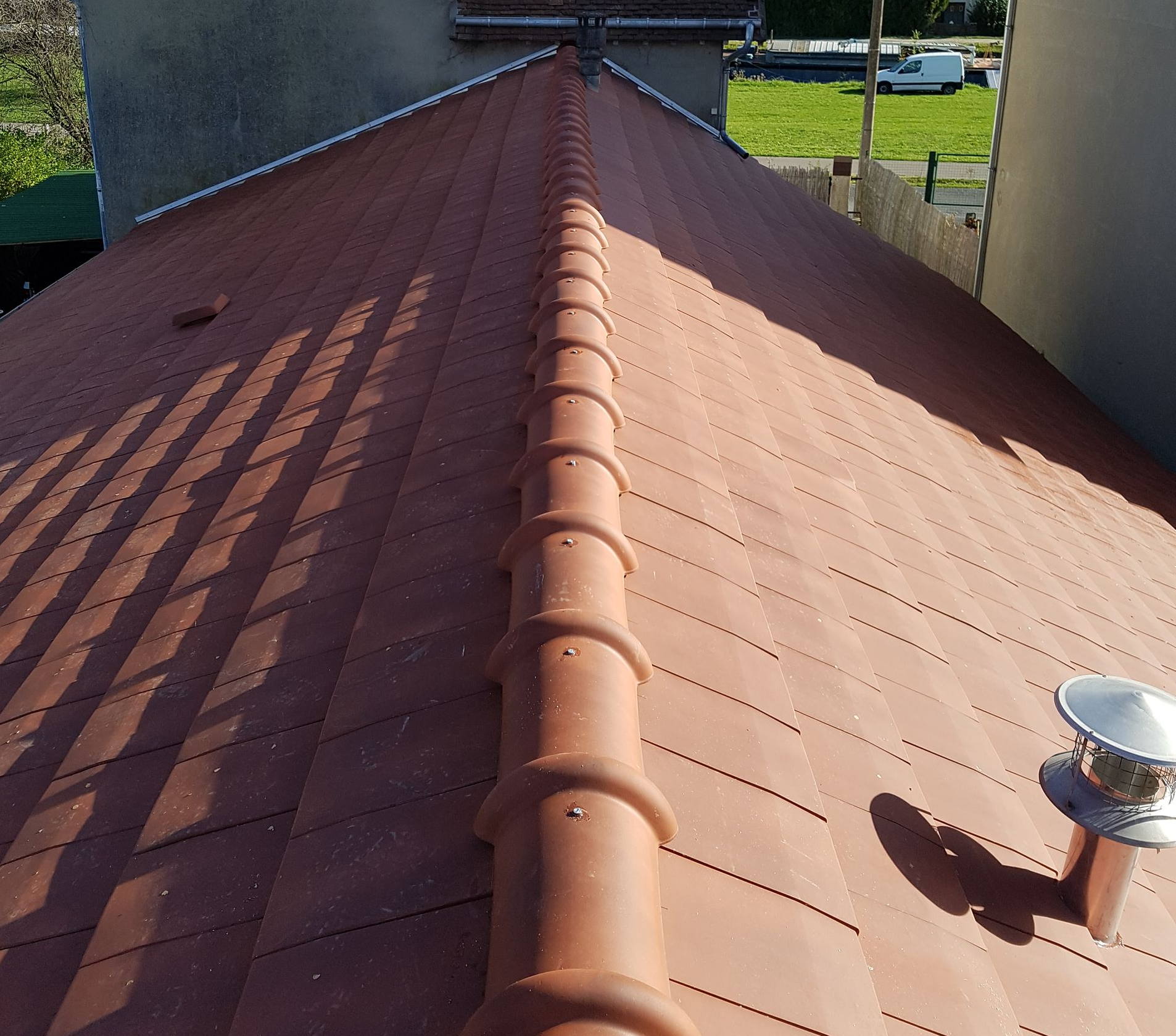 Une toiture de tuiles mécaniques en terre cuite
