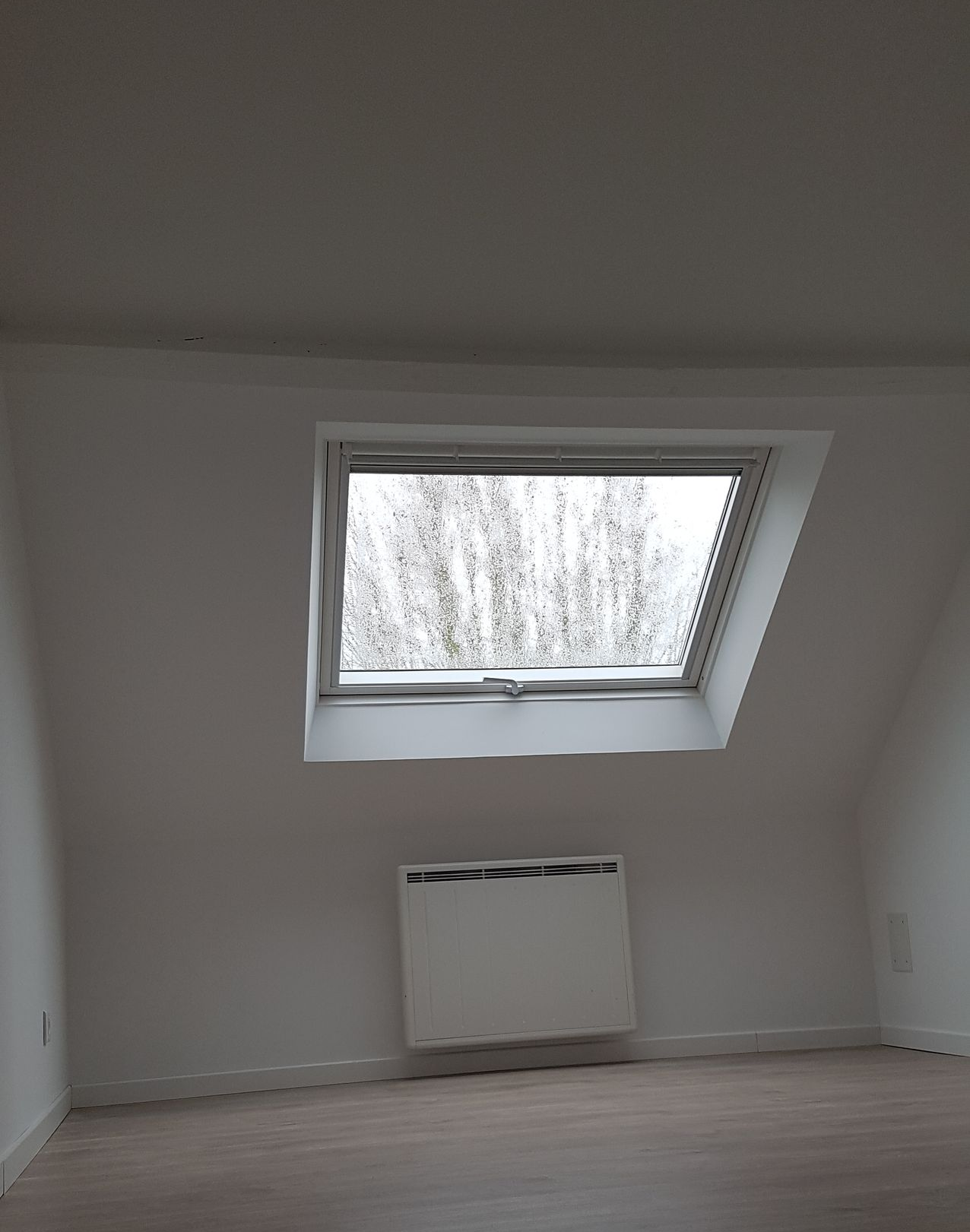 Une ouverture sur le toit donnant dans une pièce