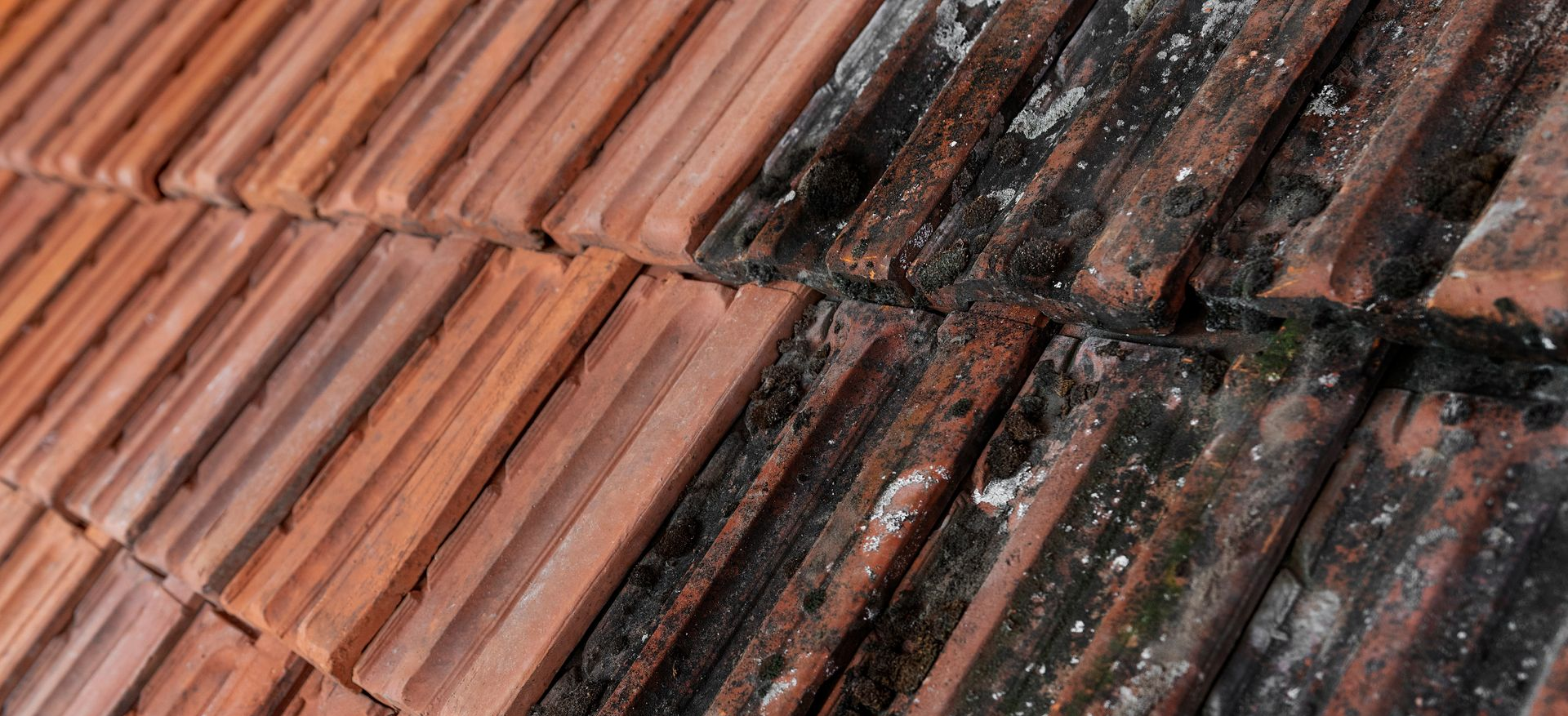 Une partie de tuiles sales et l'autre partie de tuiles propres