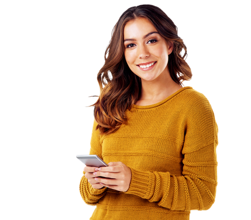 Femme souriante, tenant un téléphone, portant un pull.