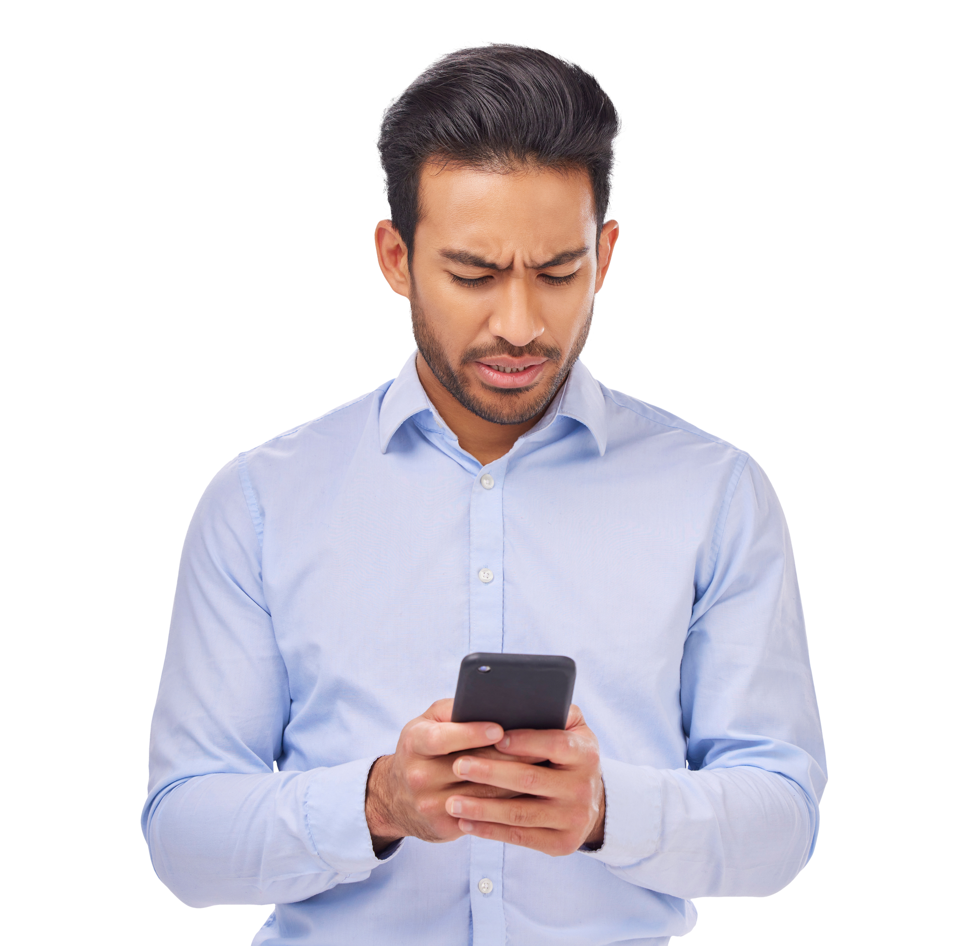 Un homme aux cheveux et à la barbe foncés, portant une chemise à boutons, regarde un smartphone avec une expression soucieuse.