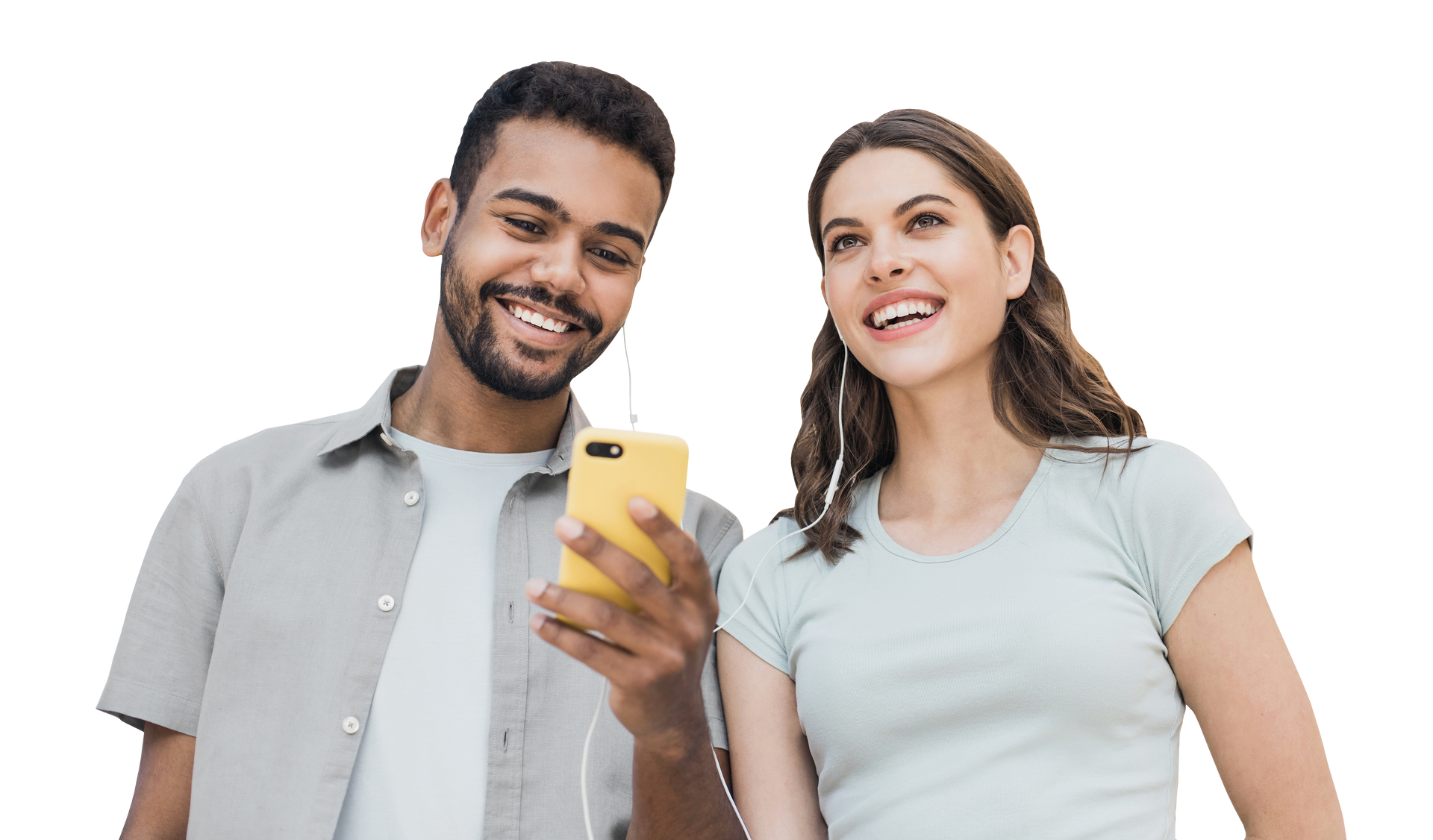 Un homme et une femme sourient, regardant ensemble un téléphone ; la femme porte des écouteurs.