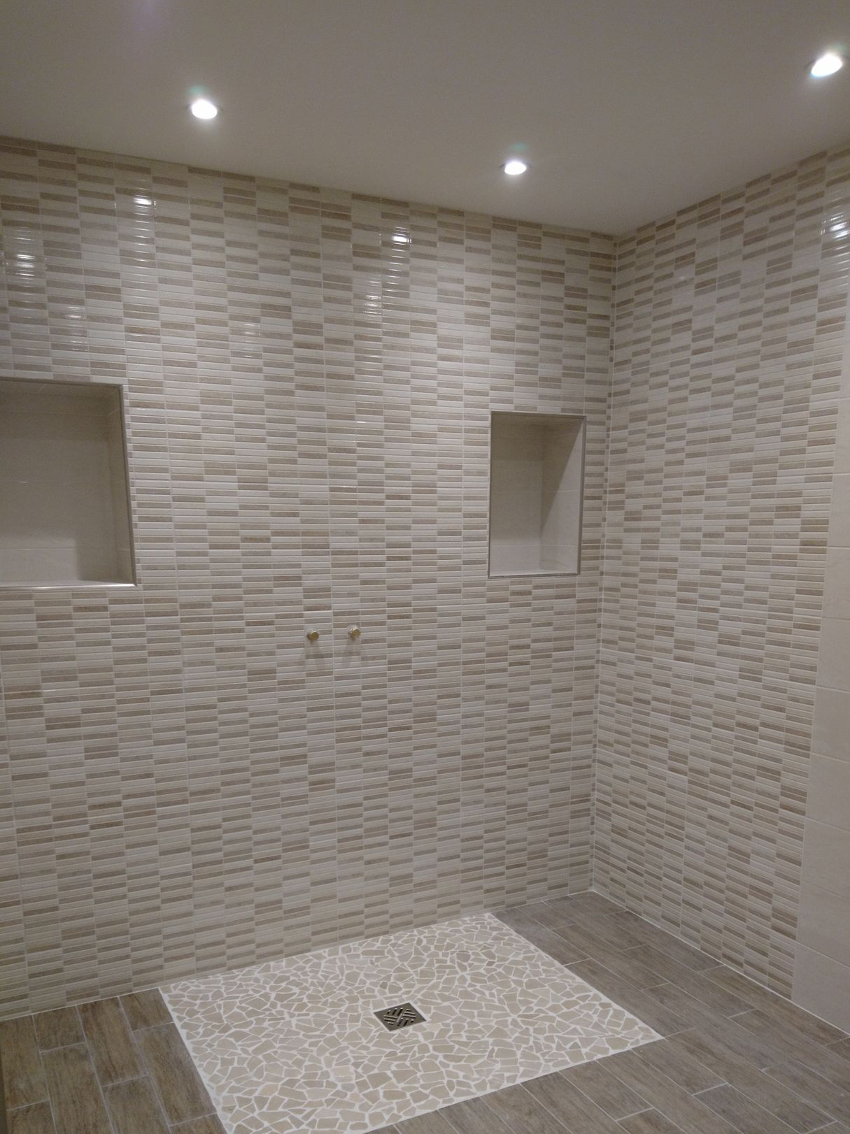 Du carrelage sur les murs d'une salle de bains