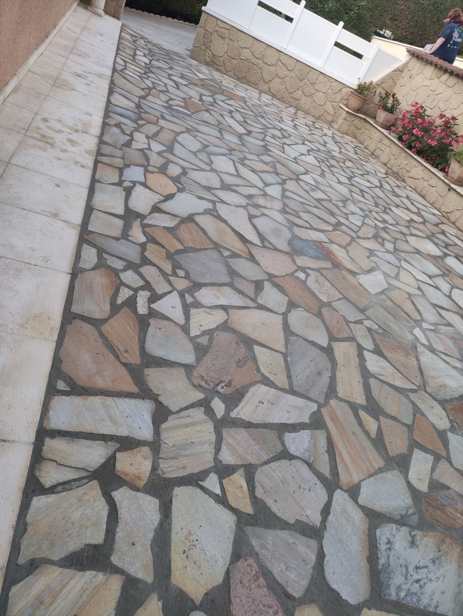 Création d'une dalle en béton recouverte de pierres naturelles