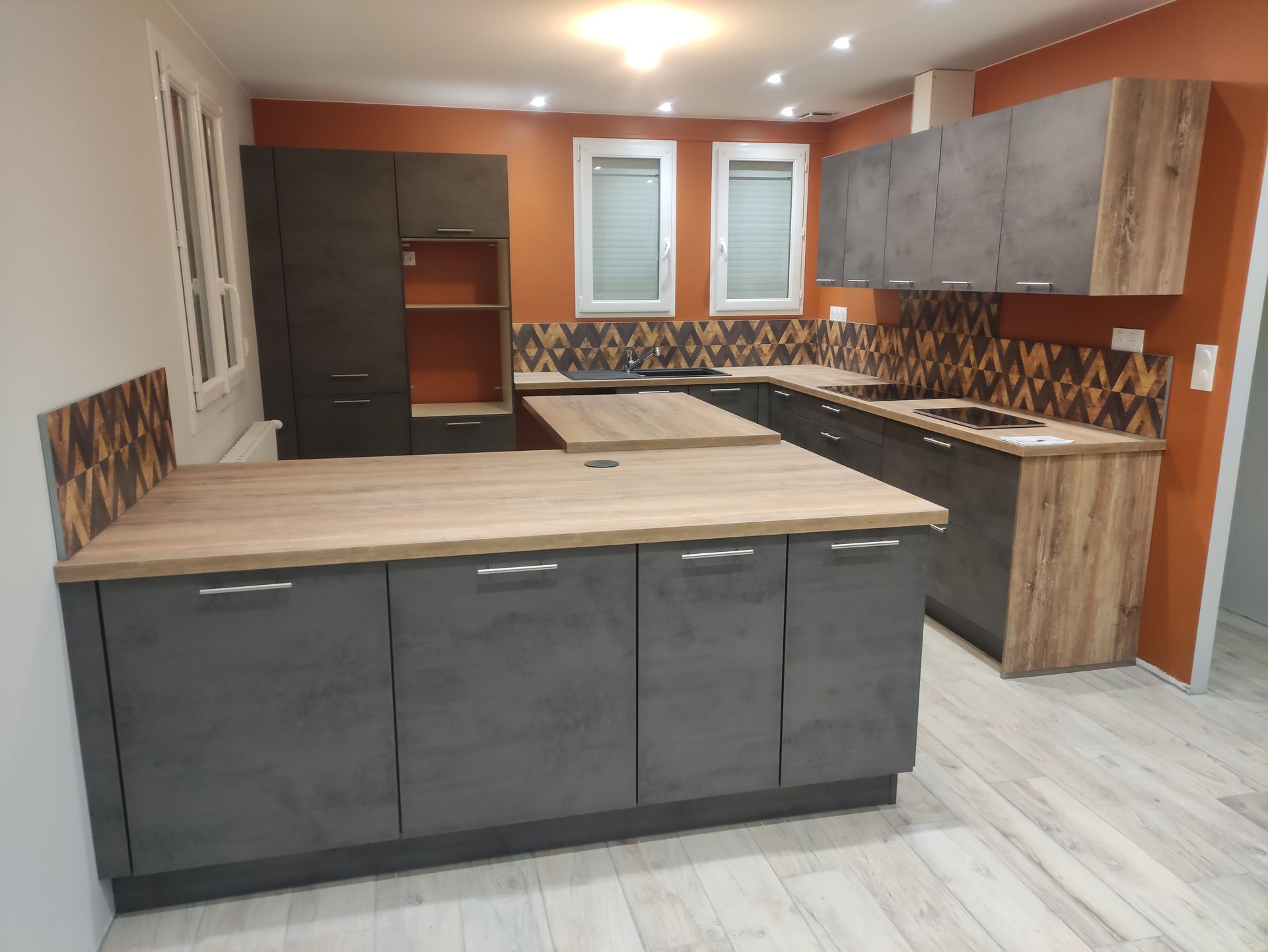 Pose d'un carrelage imitation parquet et une peinture murale dans une cuisine