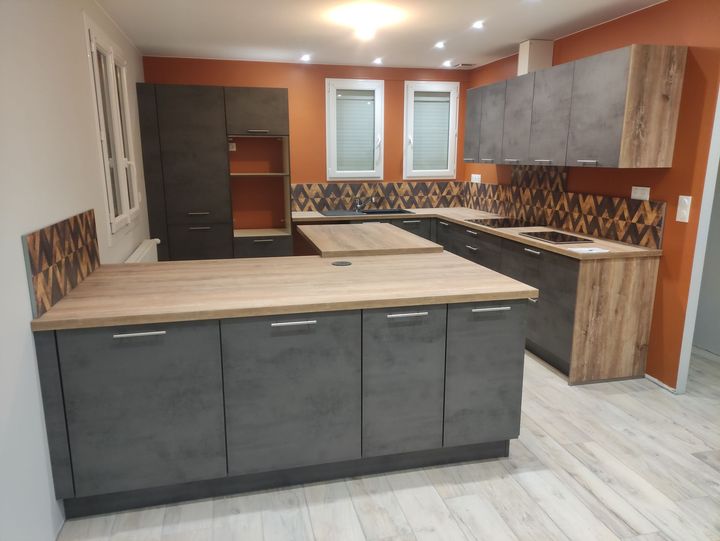 Pose d'un carrelage imitation parquet et une peinture murale dans une cuisine