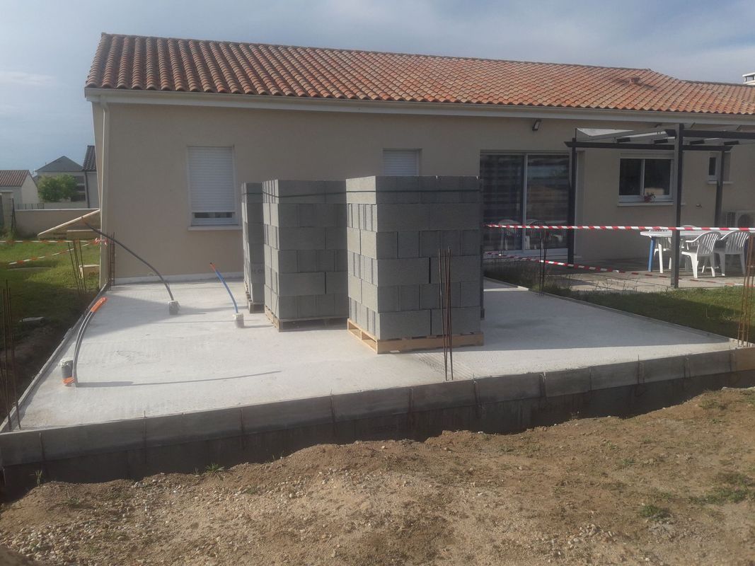 Extérieur avec des blocs de béton empilés sur une terrasse en construction