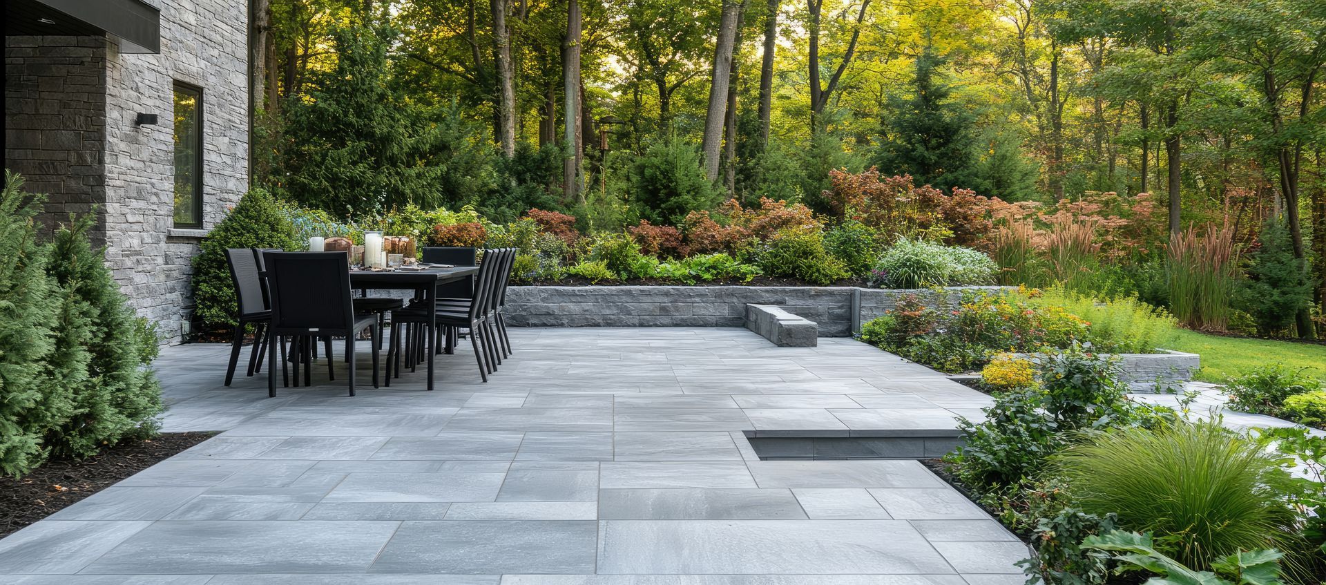 Patio moderne avec dalles de pierre grise et salon de jardin