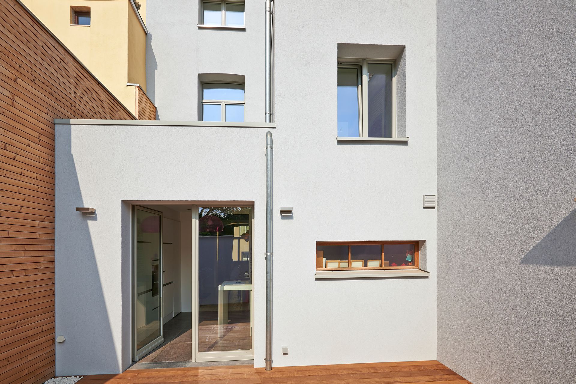 Maison de ville moderne avec une façade blanche