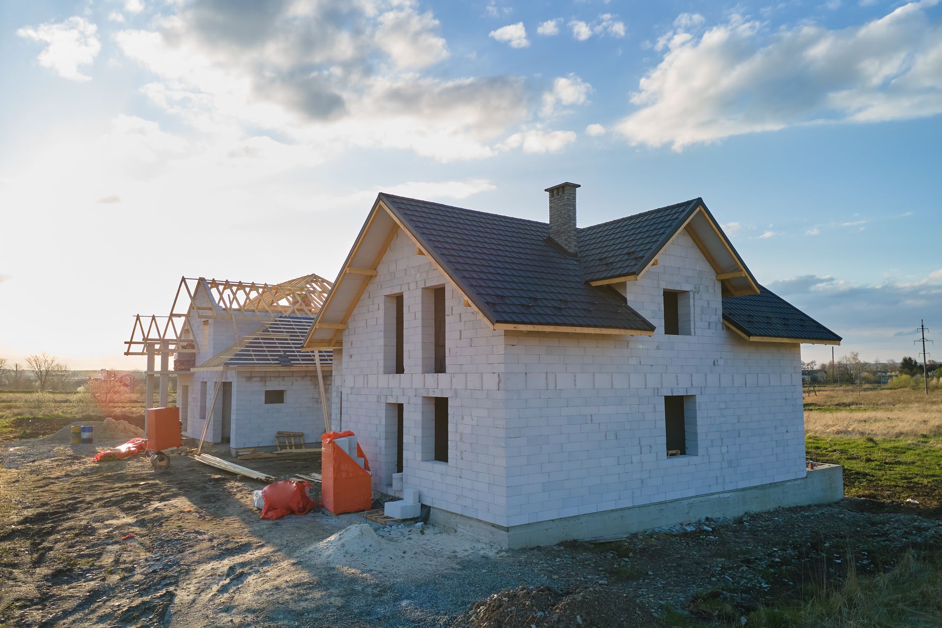 Maisons en construction sur un chantier au coucher du soleil
