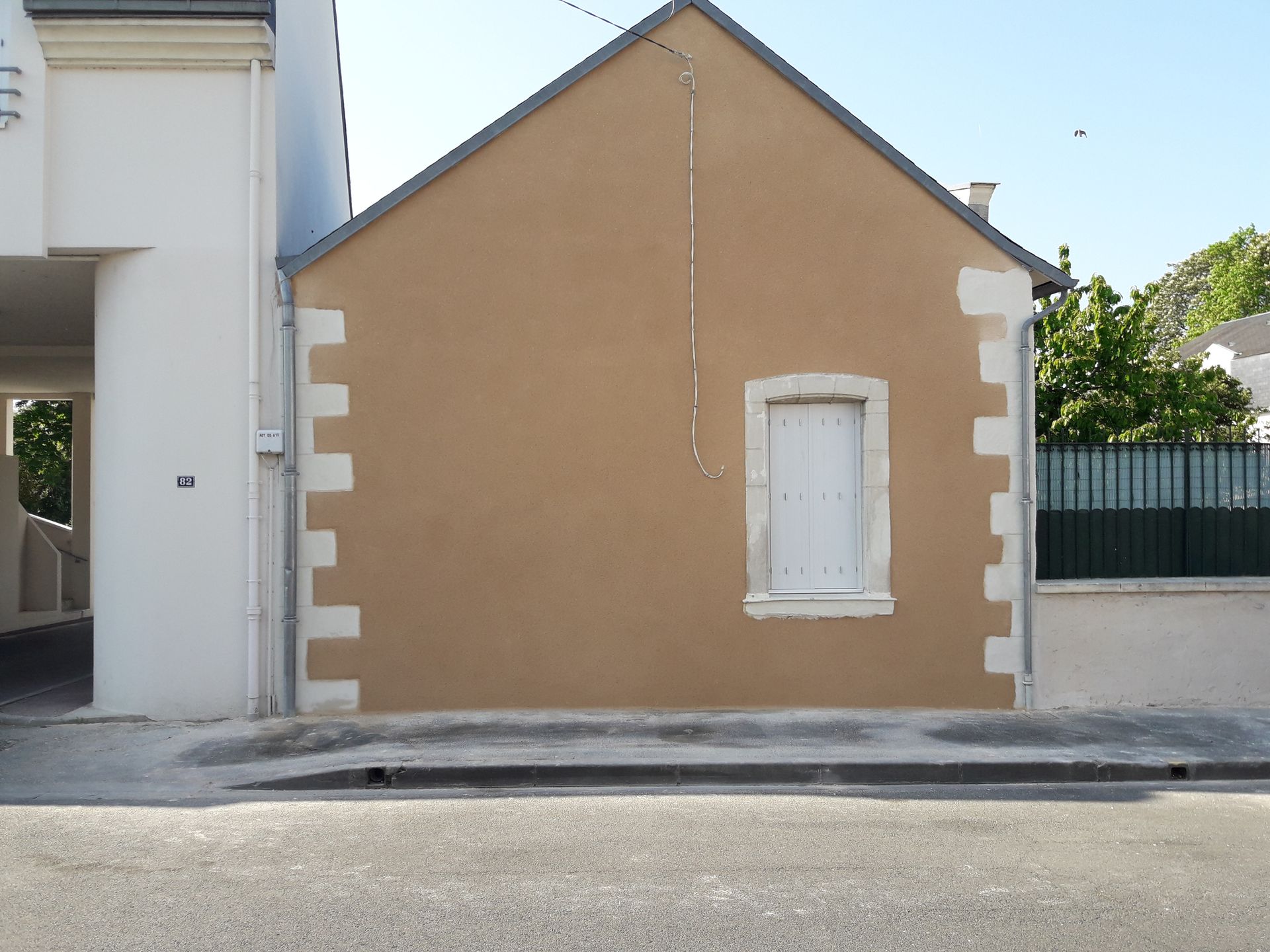 Petite maison beige rénovée