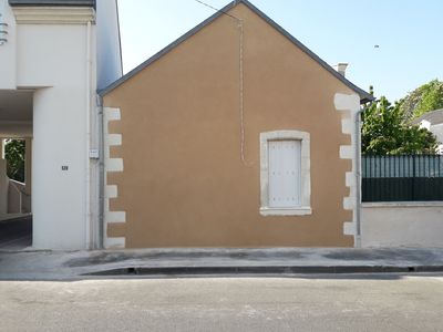 Petite maison beige rénovée