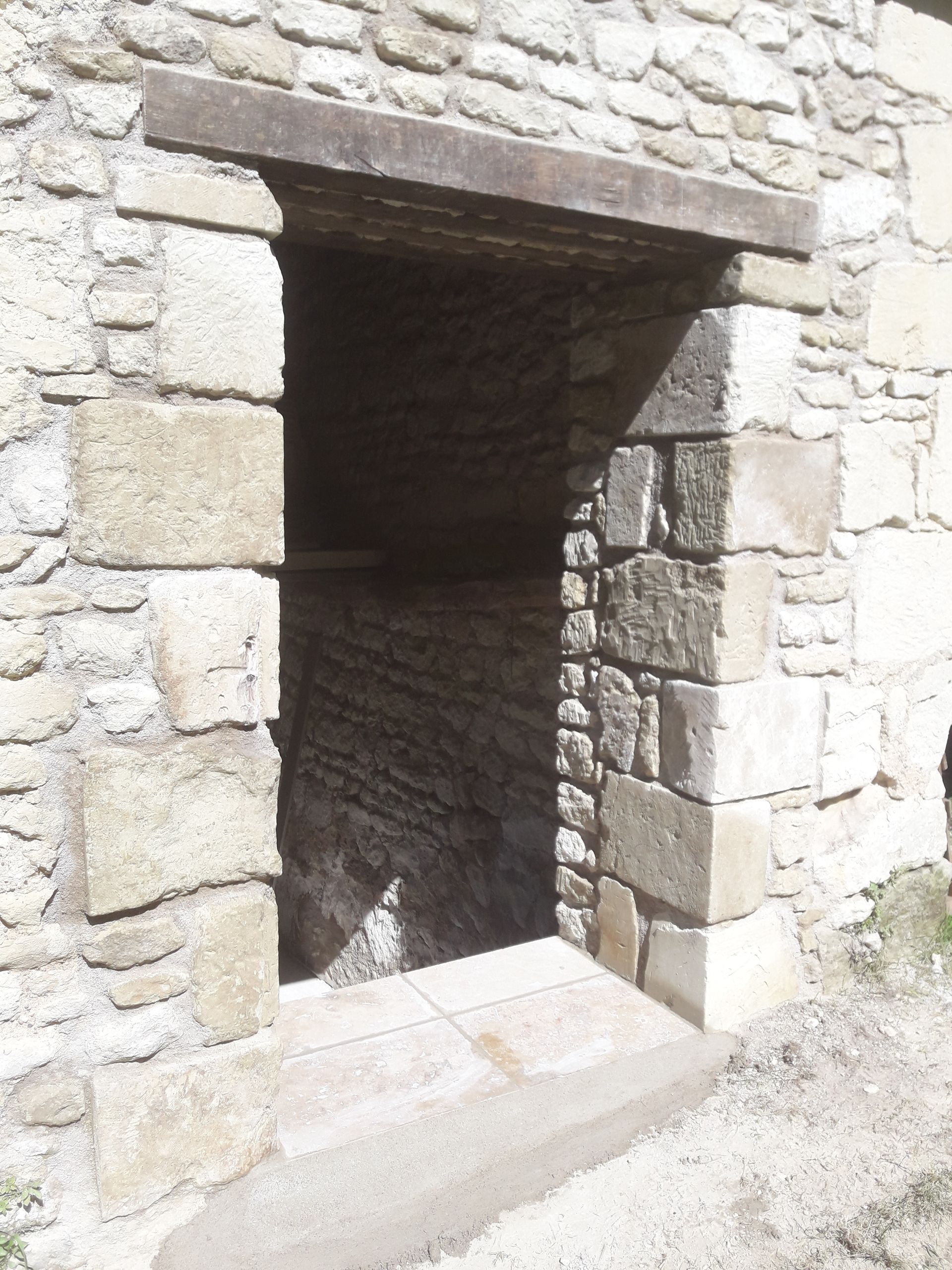 Une fenêtre et un mur de pierres