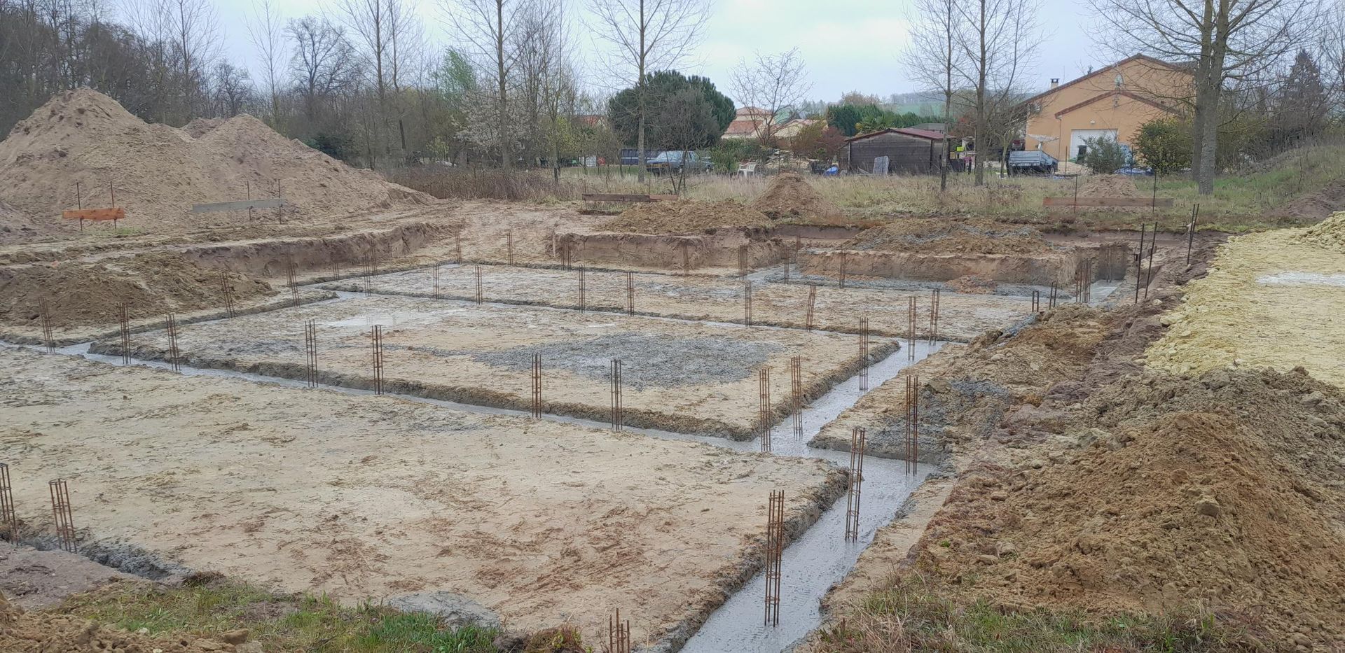 Fondation sur un chantier de construction.