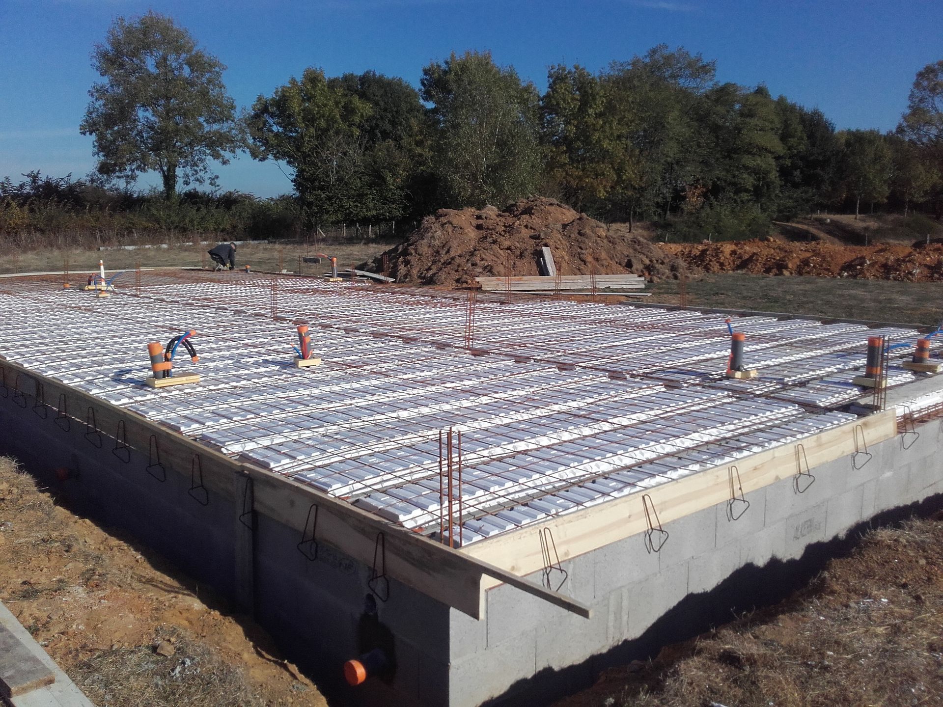 Fondation avec armatures en place sur un chantier de construction