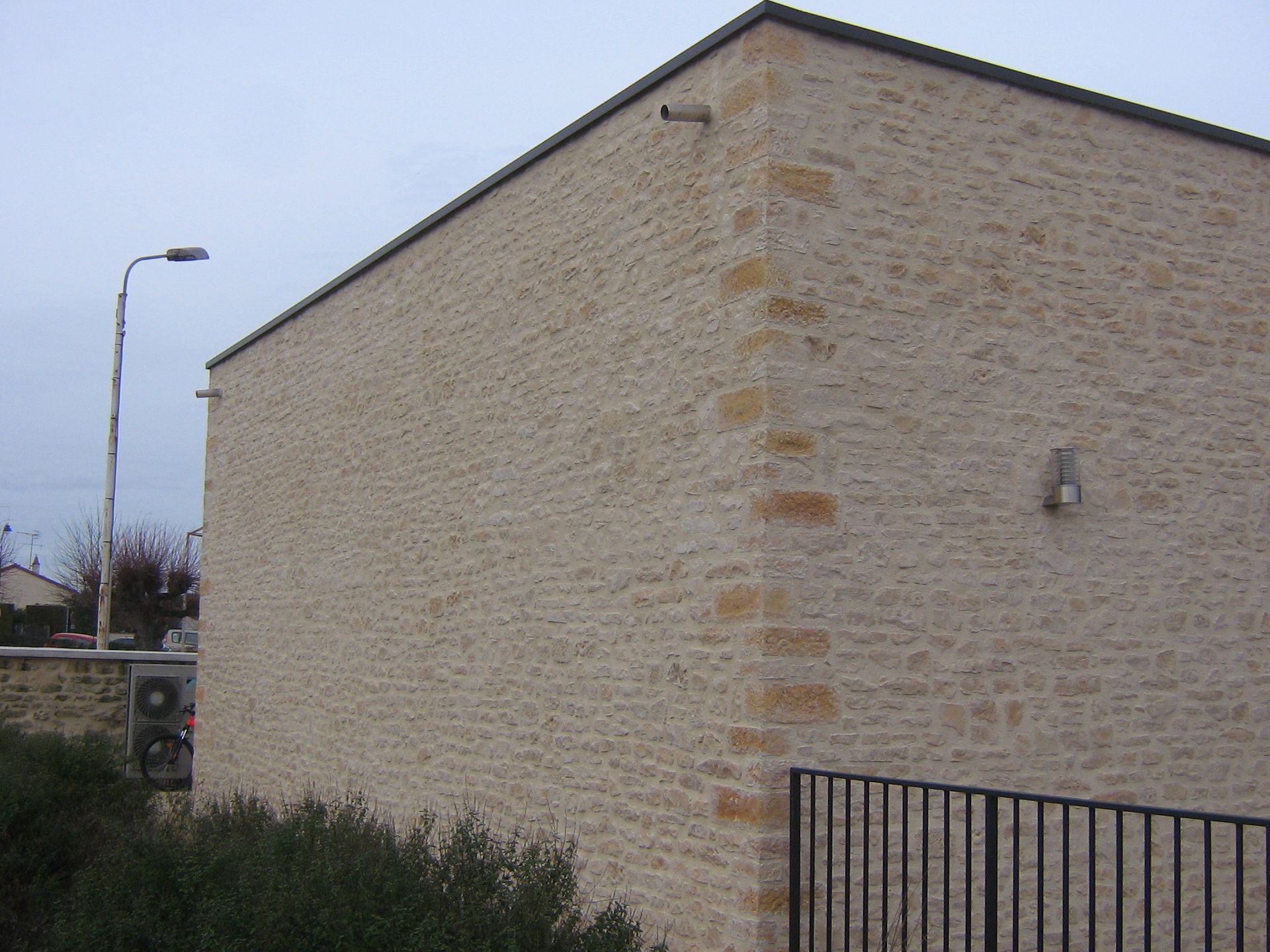 Côté d'un bâtiment en pierre beige