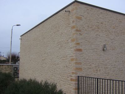 Côté d'un bâtiment en pierre beige