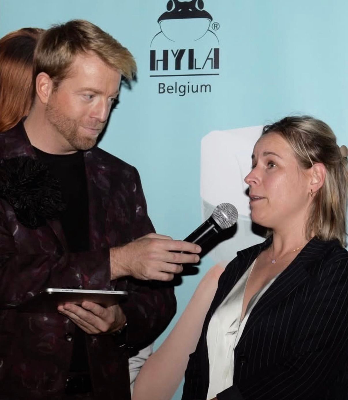 Dave die iemand aan het interviewen is