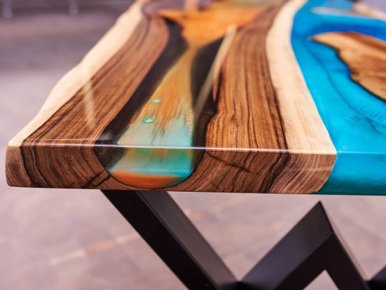 Création de tables en bois et époxy sur mesure à Sierre - WoodZ