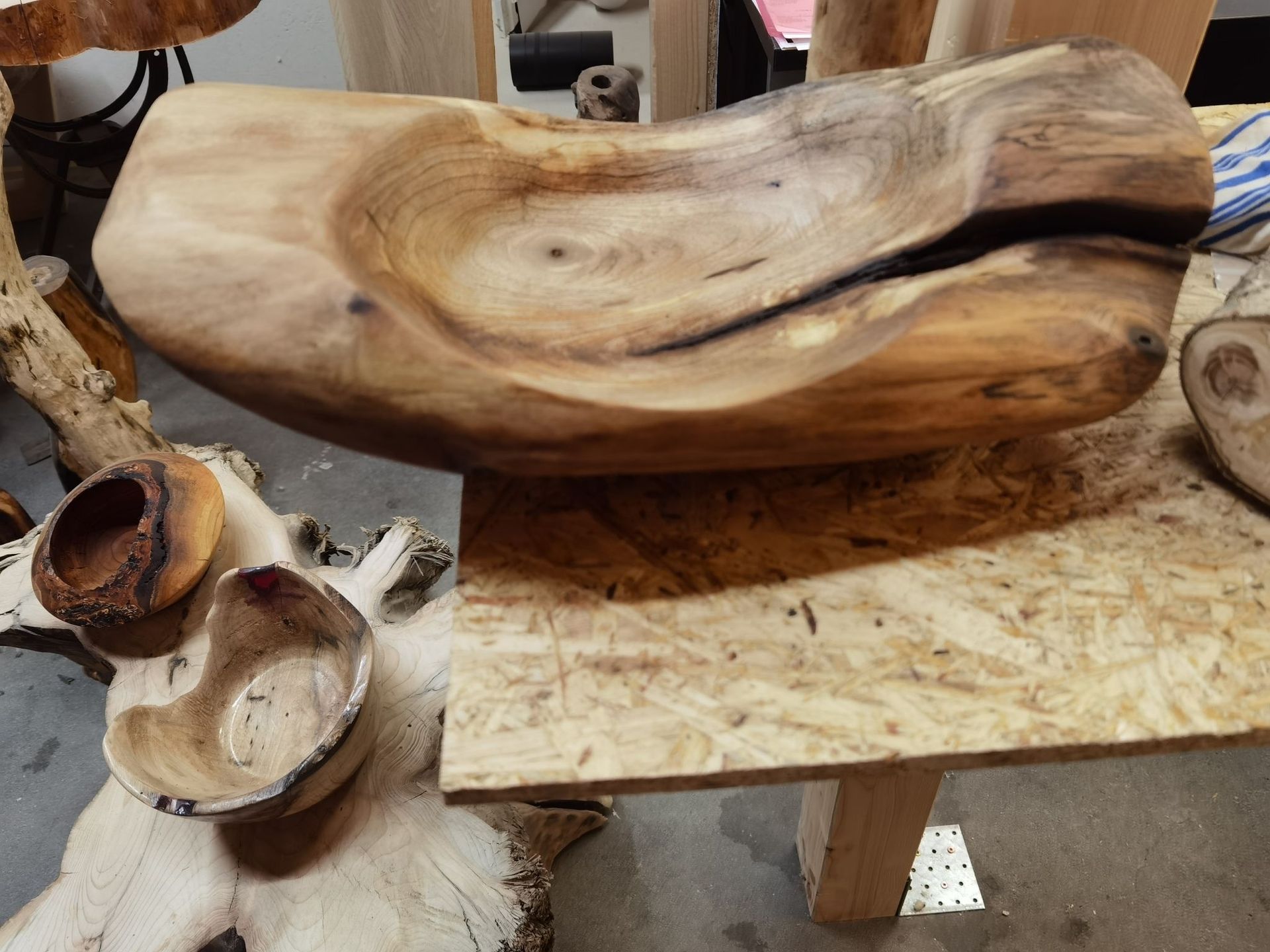Création d'objets et de meubles contemporains en bois et époxy à Sierre - WoodZ