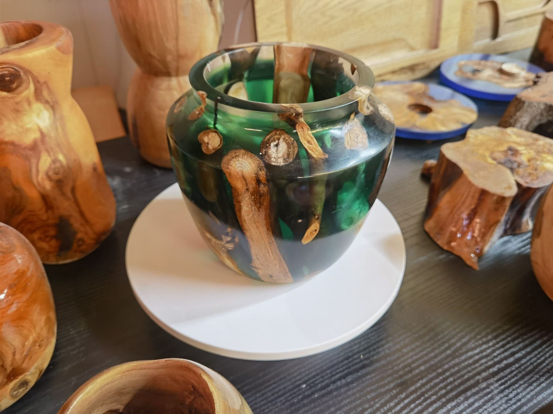 Création d'objets et de meubles contemporains en bois et époxy à Sierre - WoodZ