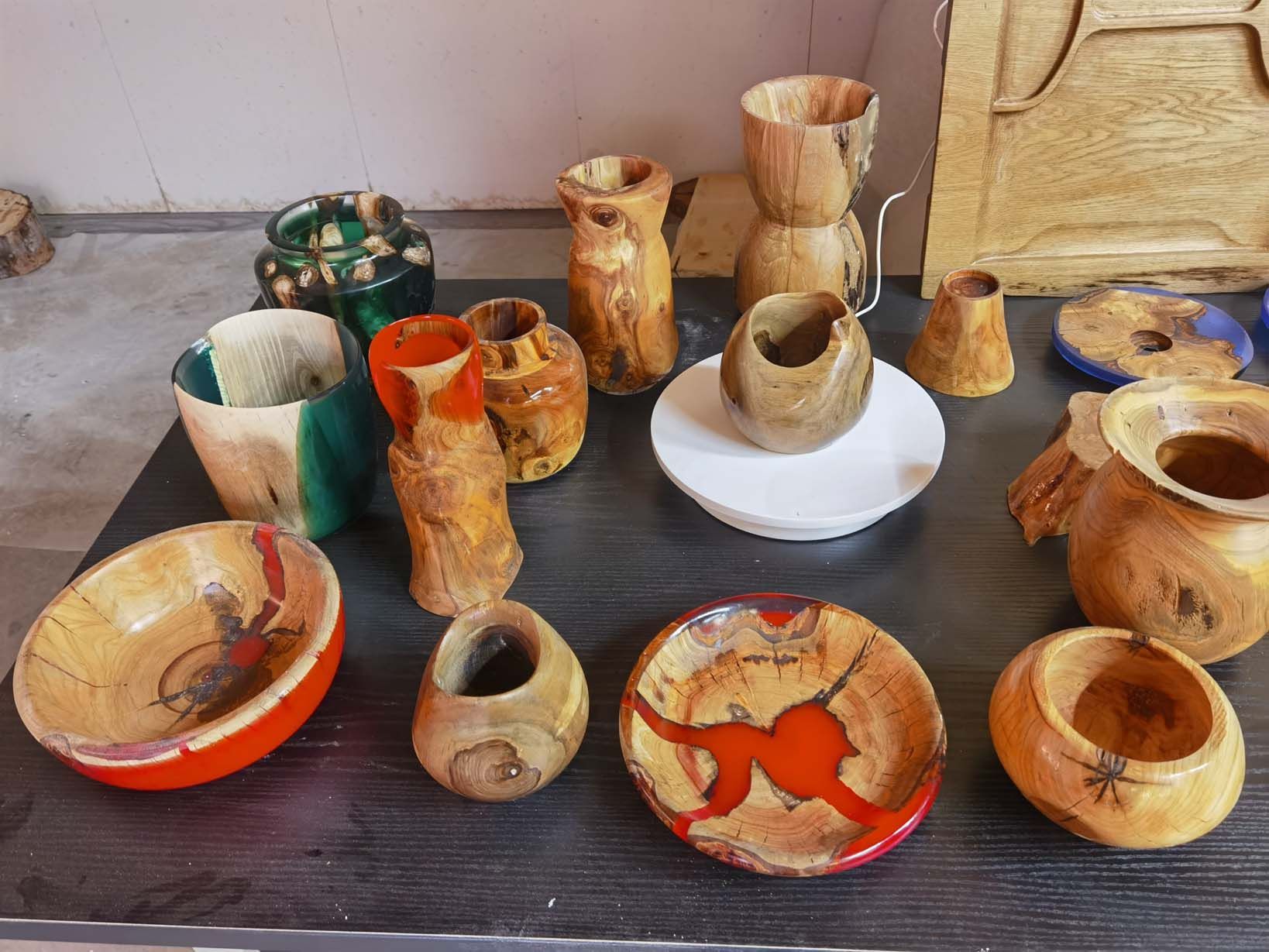 Création d'objets et de meubles contemporains en bois et époxy à Sierre - WoodZ