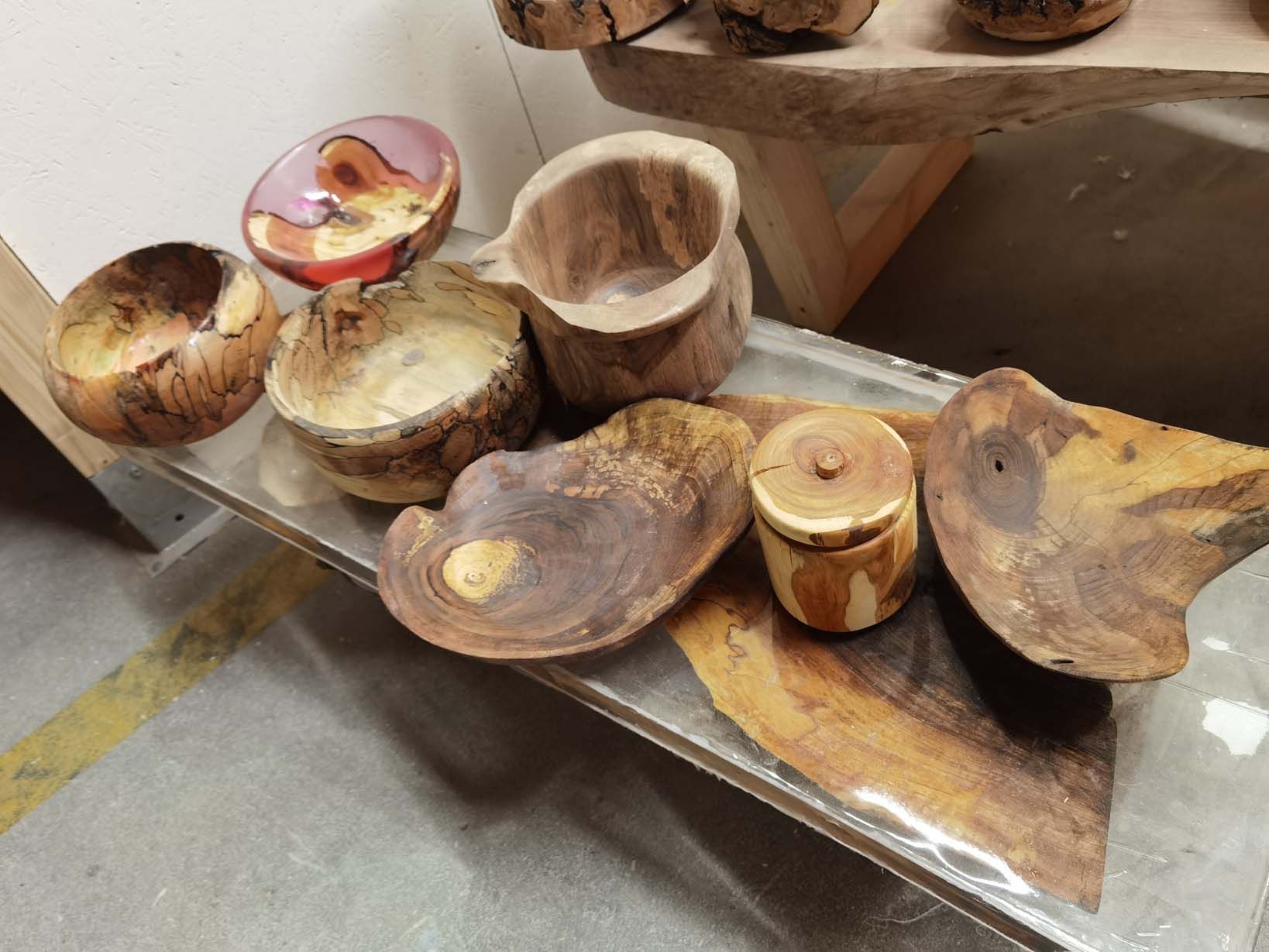 Création d'objets et de meubles contemporains en bois et époxy à Sierre - WoodZ