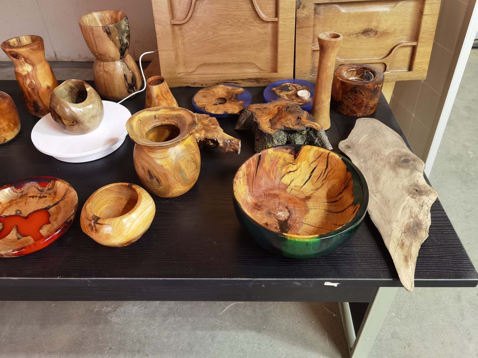 Création d'objets et de meubles contemporains en bois et époxy à Sierre - WoodZ
