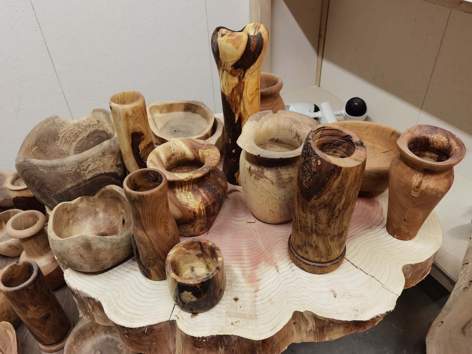 Création d'objets et de meubles contemporains en bois et époxy à Sierre - WoodZ