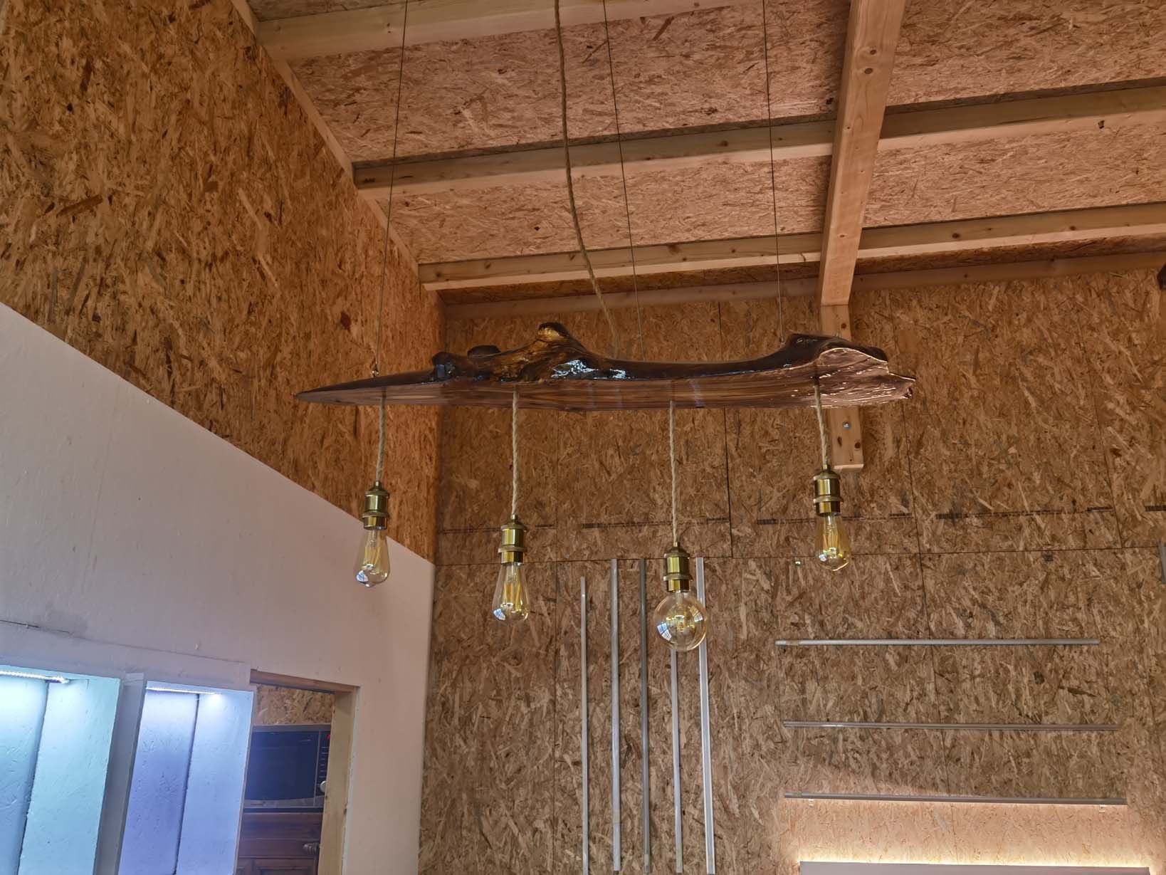 Création d'objets et de meubles contemporains en bois et époxy à Sierre - WoodZ