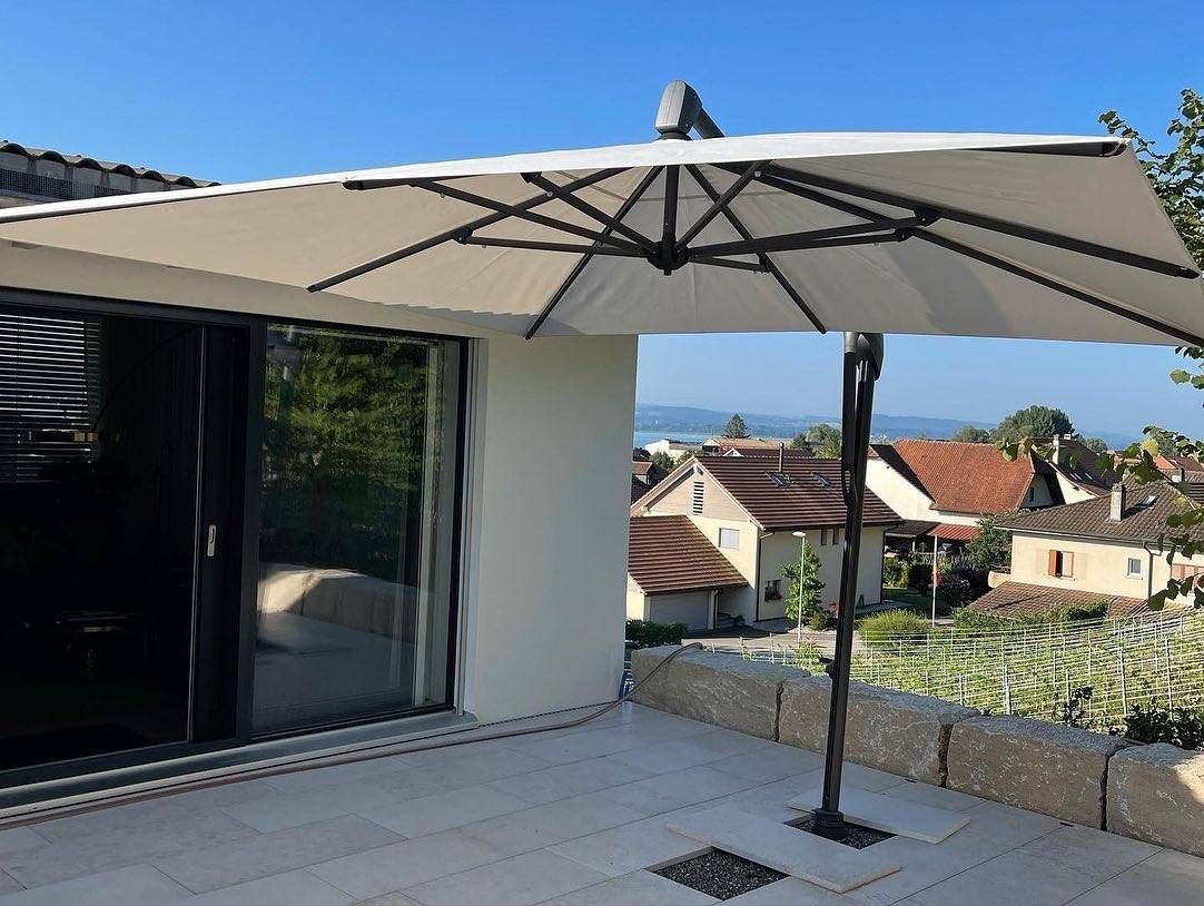 Großer Sonnenschirm auf Terrasse
