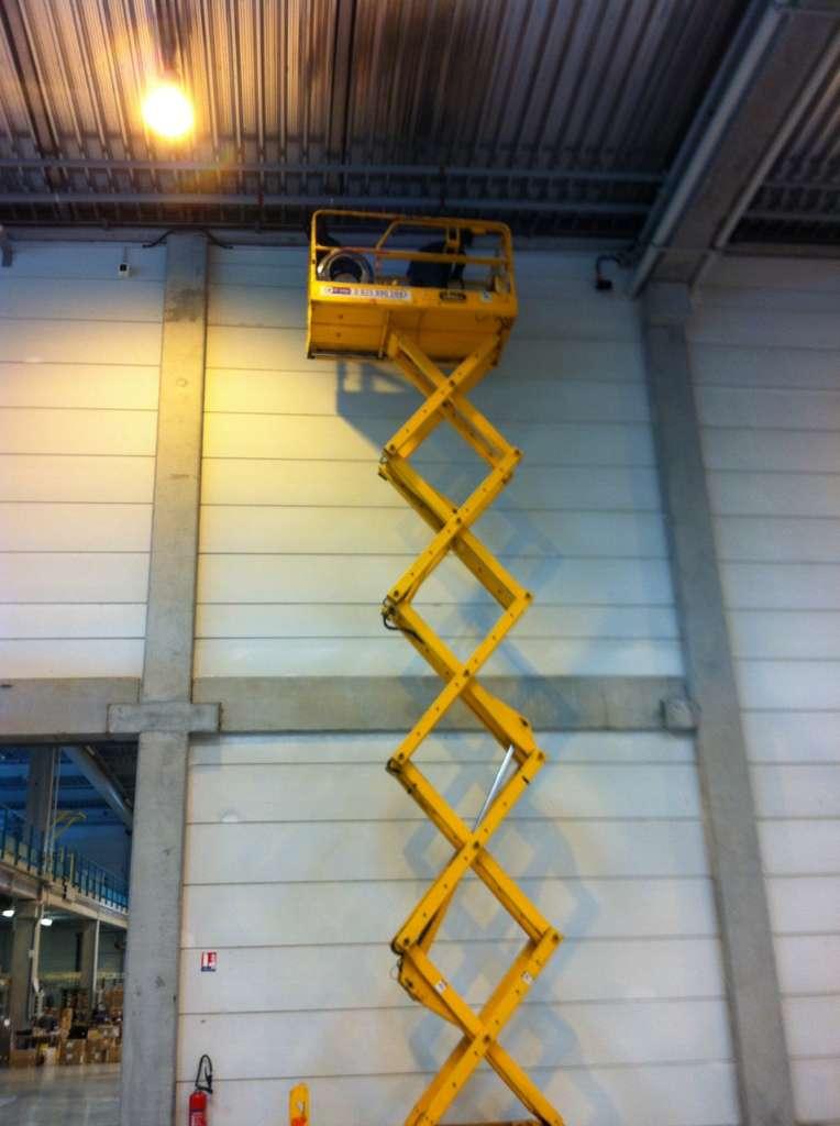 Caméra installée dans un hangar