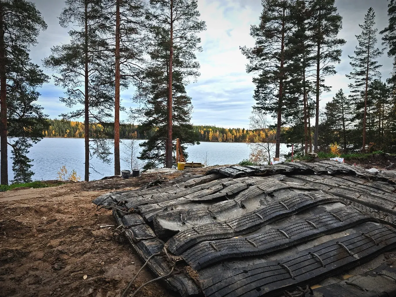 Suojausmatot ja tärinävalvottu avolouhinta tiheästi rakennetulla asutusalueella Espoossa