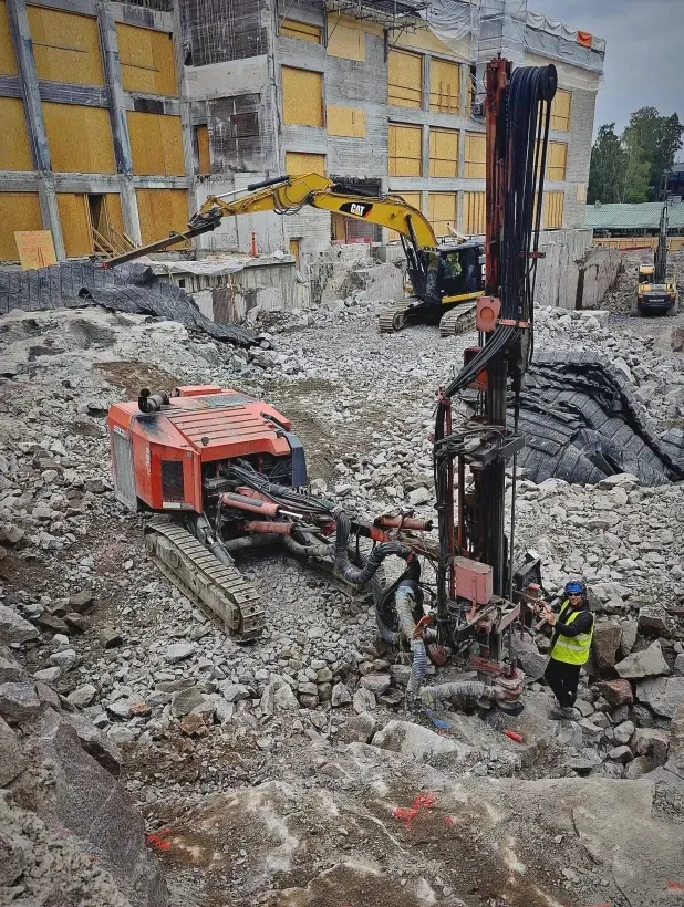 Omakotitalon perustusten avolouhinta ja kallion tasaus Kauniaisissa – Rock MKR Oy