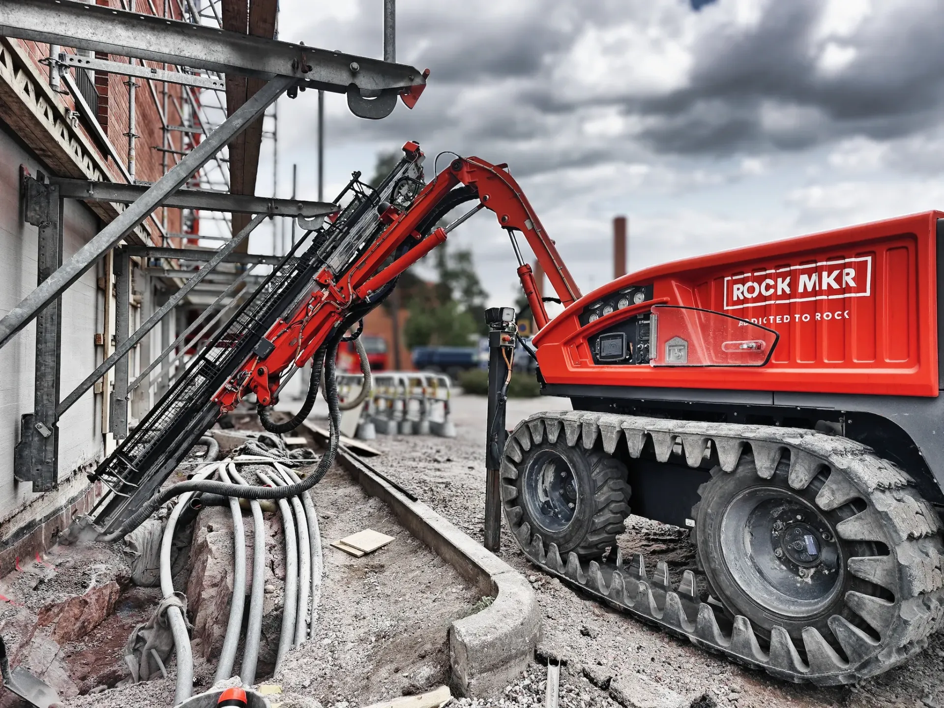 Kellaritilan ja sisätilojen tärinätön hydraulinen kiilaus. Helsingissä – Rock MKR Oy