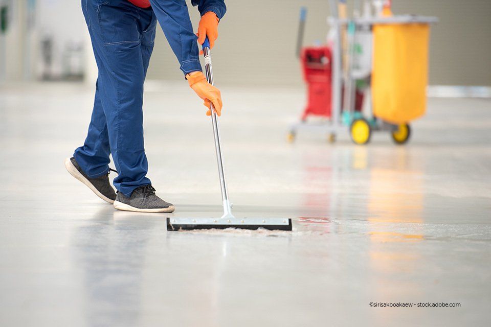 Mitarbeiter der Beganovic Mirsad BM Gebäudereinigung reinigt Fußboden