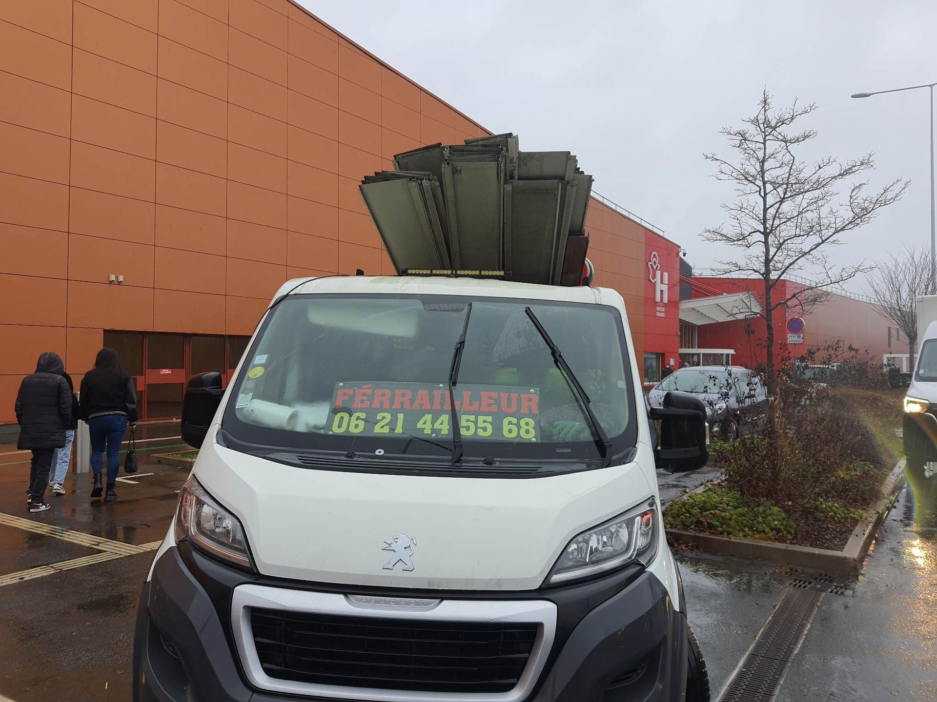Camionnette de l'entreprise chargée de ferraille