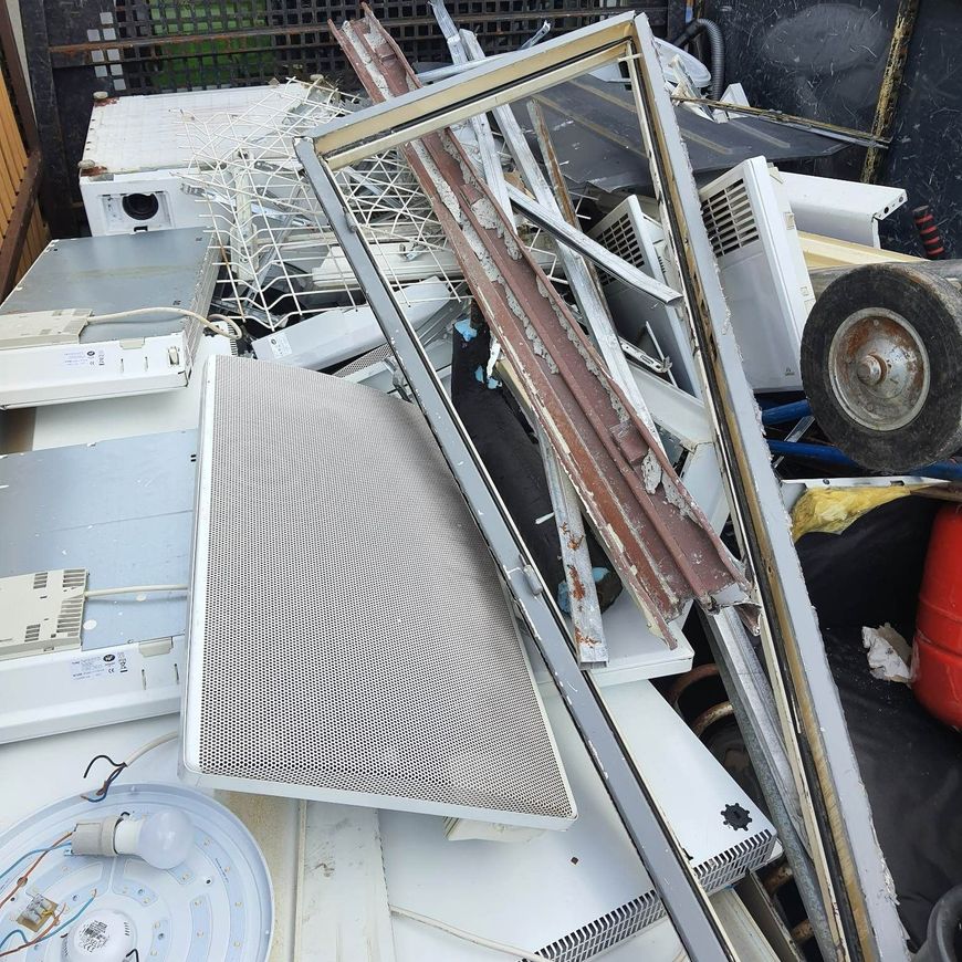 Déchets ménagers métalliques dans une benne