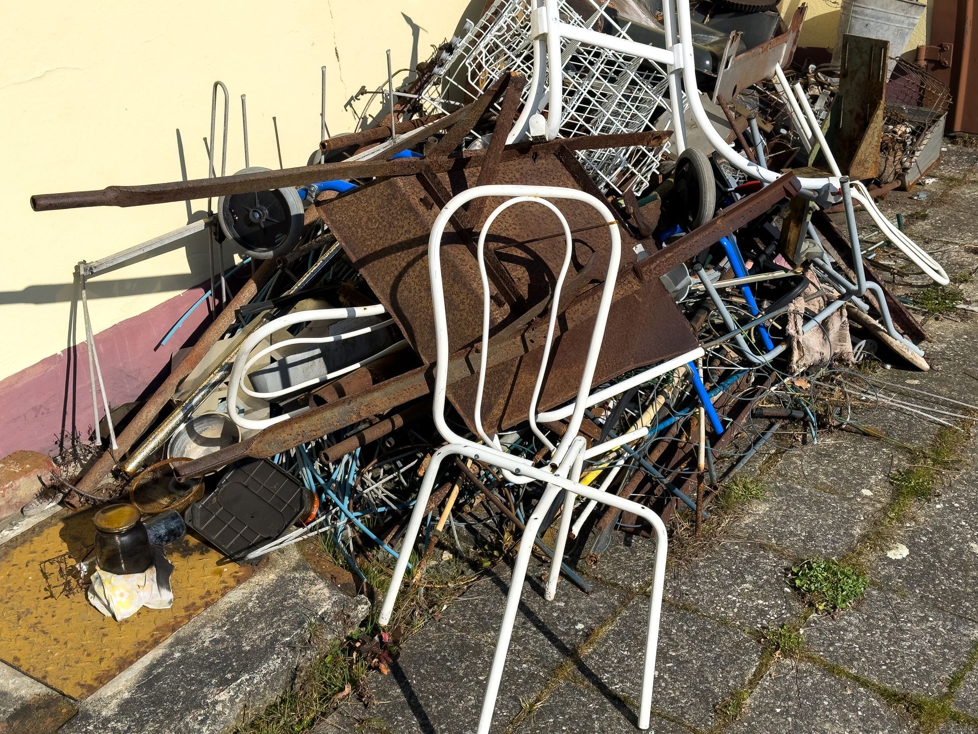 Des chaises de jardin en fer dans la rue