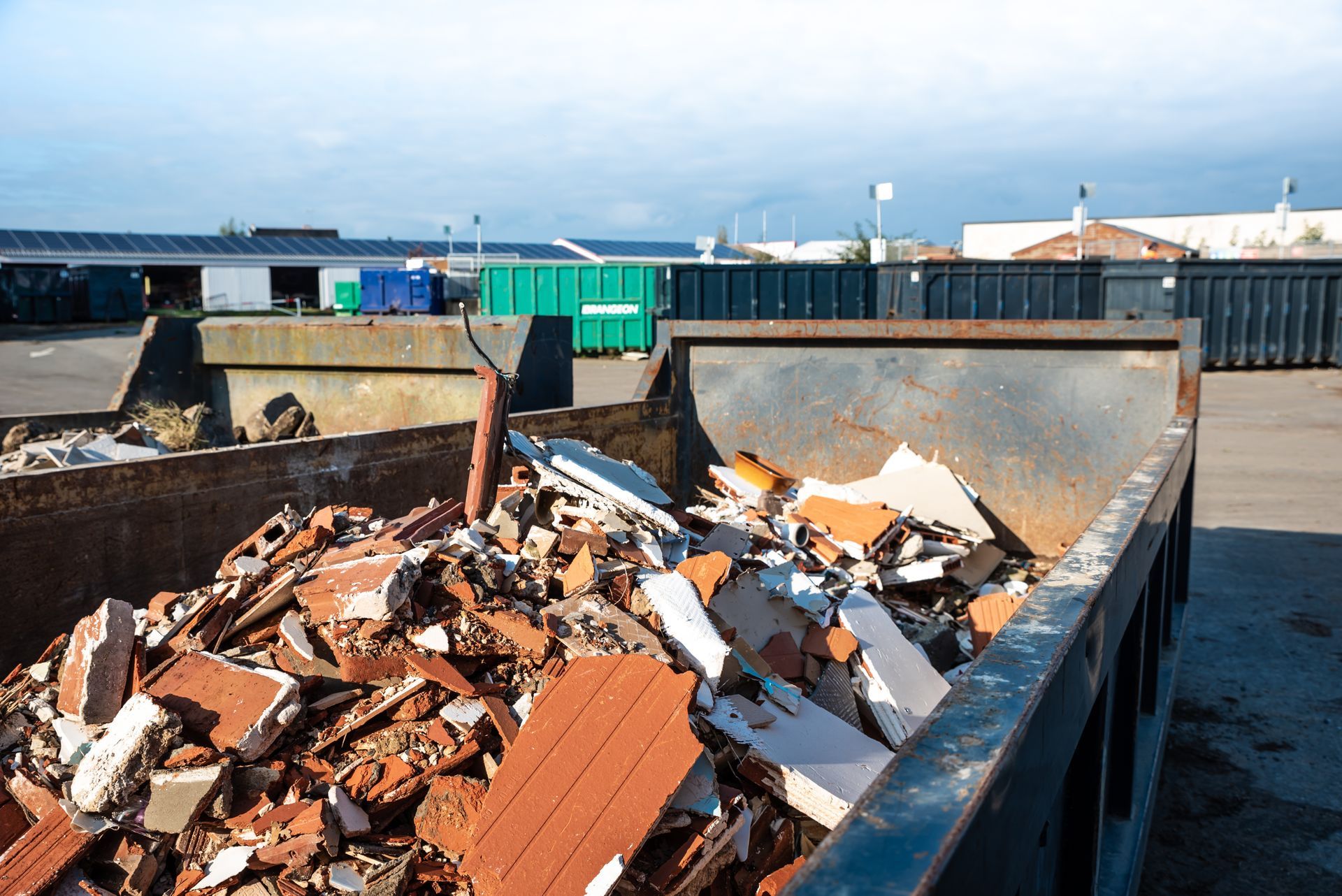 Une benne dans une déchetterie