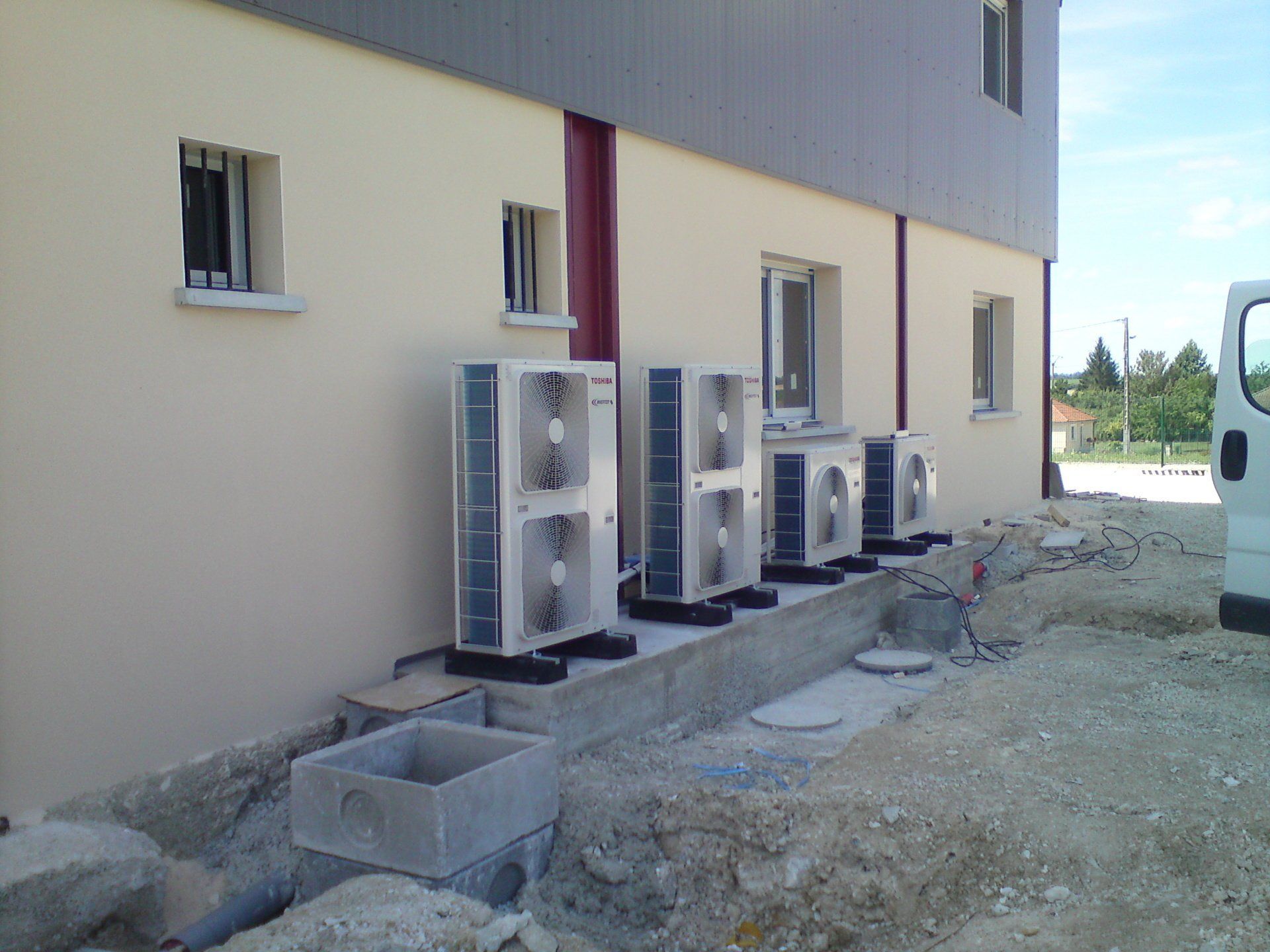 Installation externe pour la climatisation.