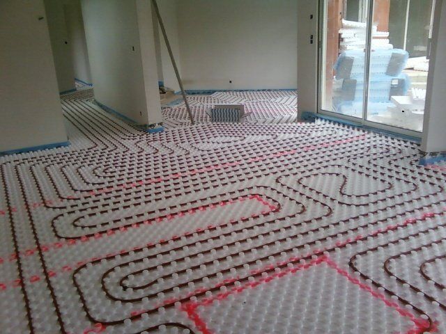 Pose d'un plancher chauffant dans une pièce de vie.