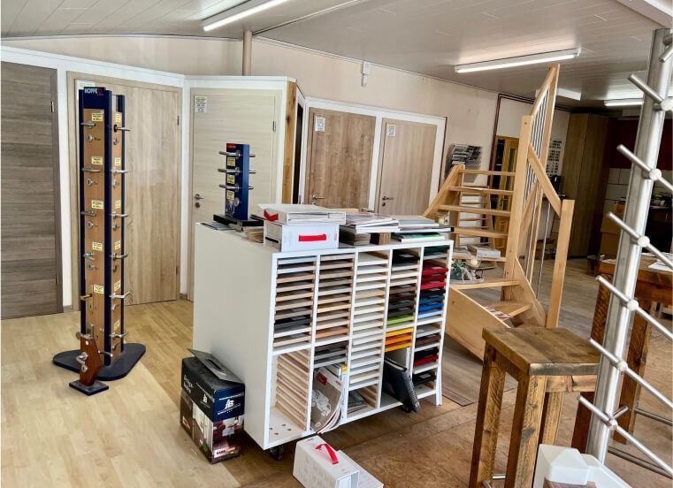 Ein Ausstellungsraum mit Musterständern in verschiedenen Holzausführungen