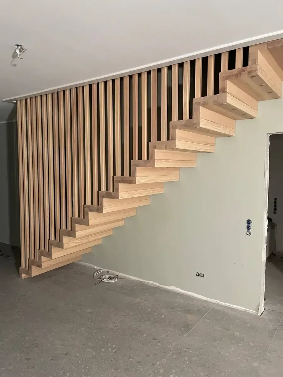 Moderne, helle Holztreppe mit einem vom Boden bis zur Decke reichenden, vertikalen Lattengeländer