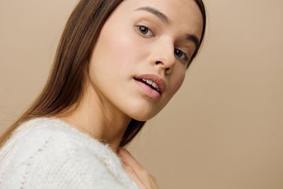 Un primer plano del rostro de una mujer con un fondo blanco.