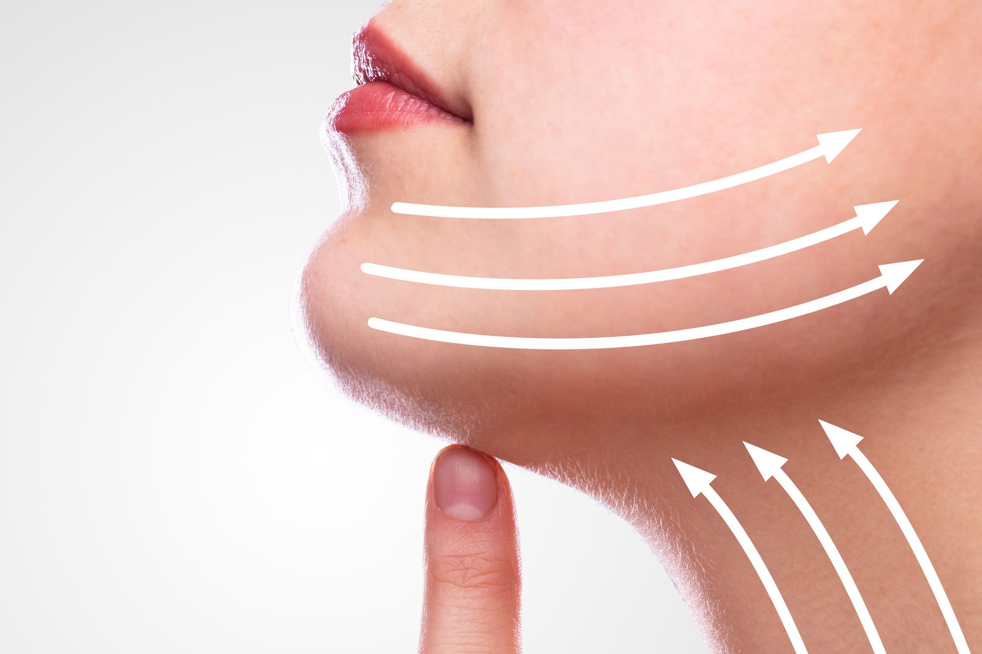 Un primer plano del rostro de una mujer con flechas apuntando a su barbilla.