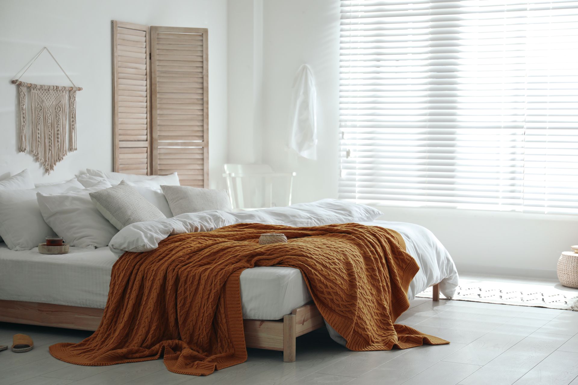 Helles Schlafzimmer mit großem Bett